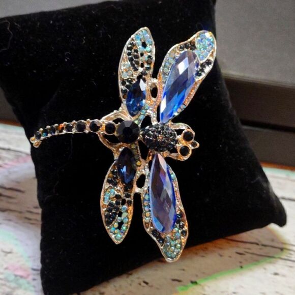 Dragonfly Brooch. P1 - Picture 1 of 4